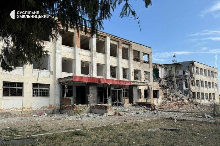 Масована атака РФ: у Волочиську ракетою знищено швейний цех, є поранені