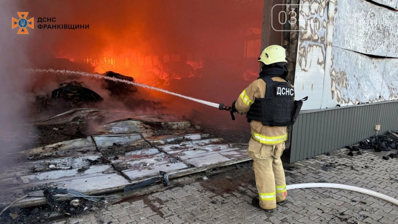 Ракетний удар по Івано-Франківщині: горіли складські приміщення, постраждалих немає (ФОТО)