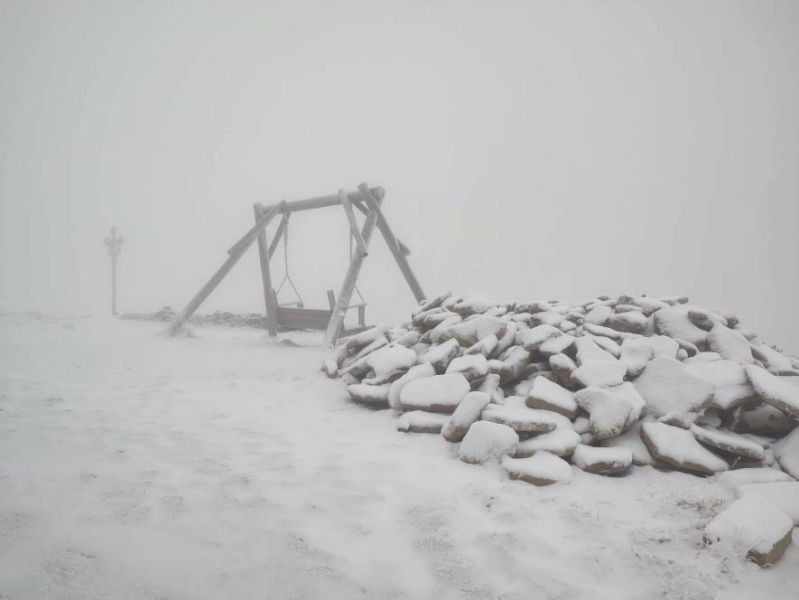 На Прикарпатті - хуртовина: справжня зима зі снігопадом накрила частину регіону (ФОТО)
