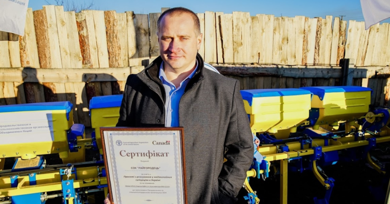 Дрони переслідують техніку під час збирання врожаю: як жителі Донбасу працюють та виживають