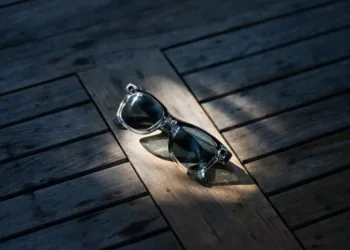 Meta показала нове покоління своїх розумних окулярів і додала в них екран