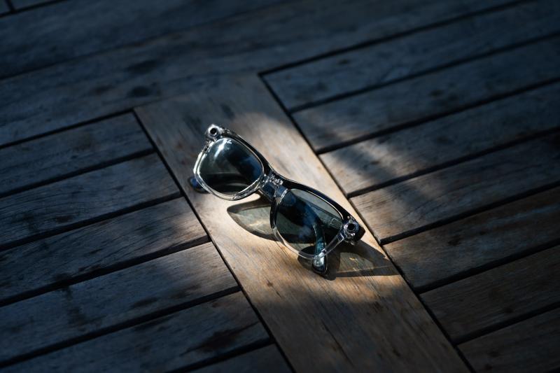 Meta показала нове покоління своїх розумних окулярів і додала в них екран