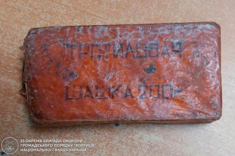 У Запоріжжі спіймали чоловіка з тротилом і фосфорними боєприпасами у рюкзаку