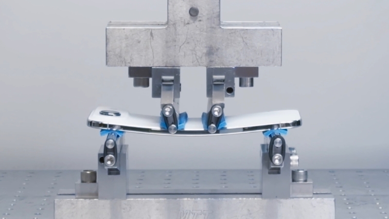 В мережі з'явились перші відео зі спробами зігнути iPhone Air і схоже він міцніший, ніж здається