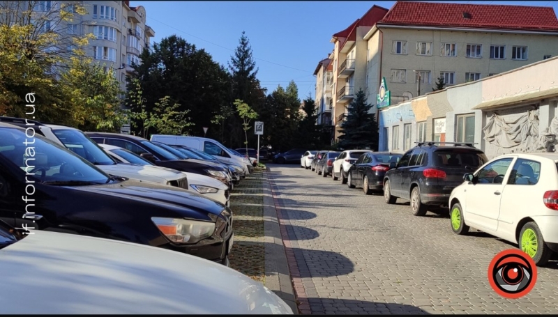В Івано-Франківську ще одна парковка стала платною (ФОТО)
