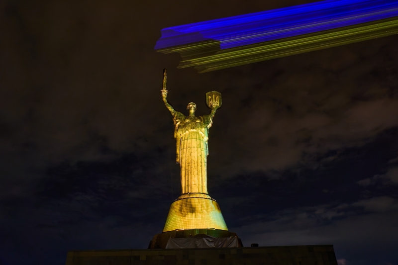 «Батьківщина-мати» перетворилася на арт-інсталяцію (фото)