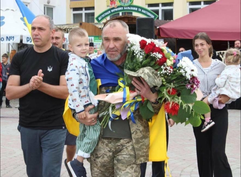 "Це повернення - символ незламності": на Верховинщині зустріли Володимира Кутового (ФОТО)