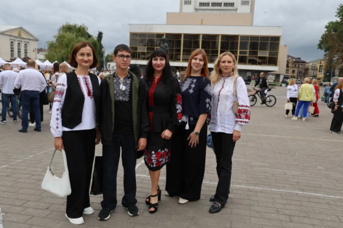 Із нагоди 940-річчя міста Луцька учасники флешмобу створили цифру 940