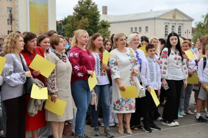 Із нагоди 940-річчя міста Луцька учасники флешмобу створили цифру 940