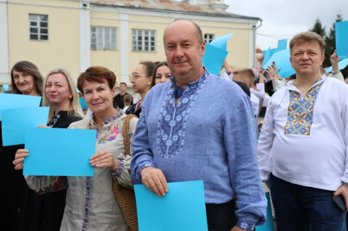 Із нагоди 940-річчя міста Луцька учасники флешмобу створили цифру 940