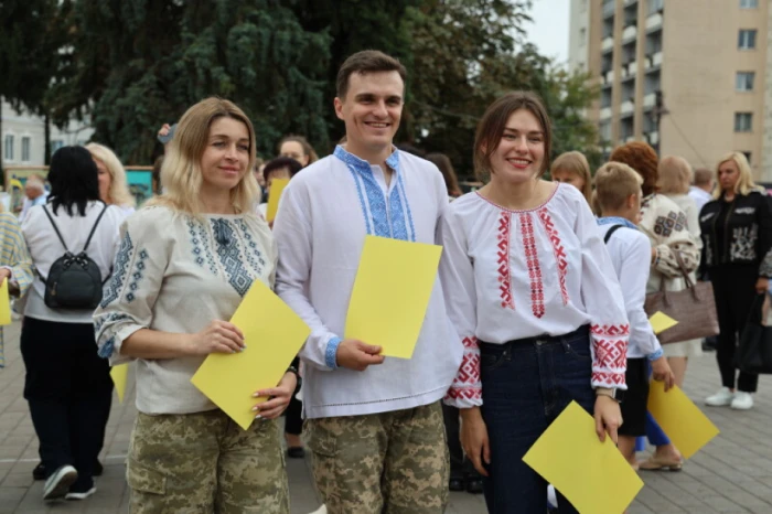 Із нагоди 940-річчя міста Луцька учасники флешмобу створили цифру 940