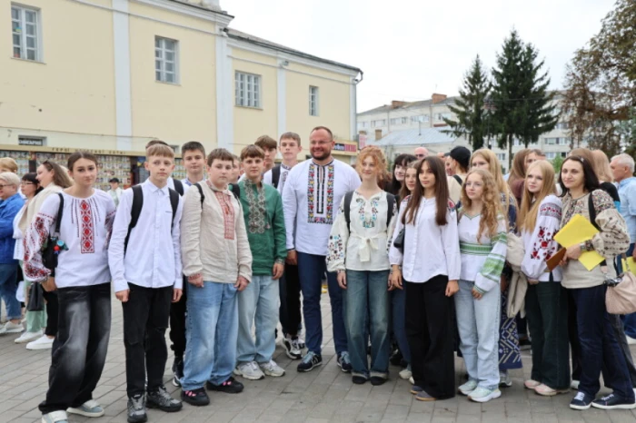 Із нагоди 940-річчя міста Луцька учасники флешмобу створили цифру 940