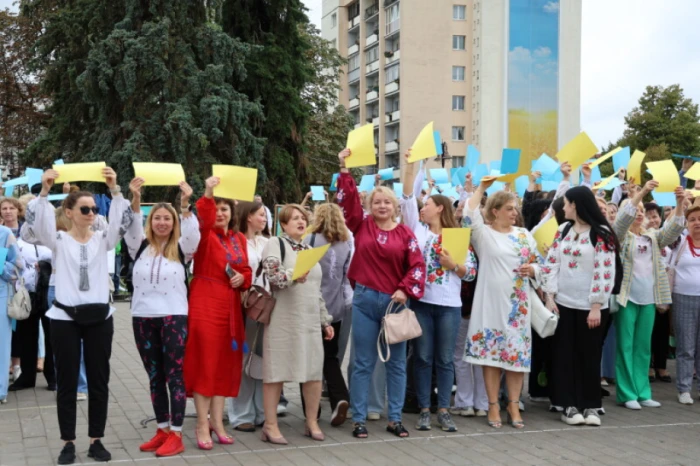 Із нагоди 940-річчя міста Луцька учасники флешмобу створили цифру 940