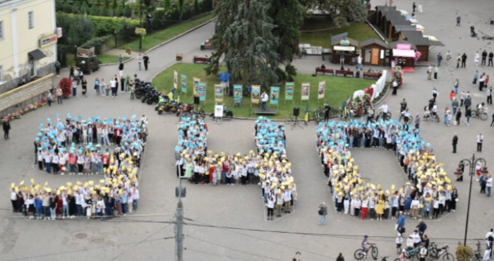 Із нагоди 940-річчя міста Луцька учасники флешмобу створили цифру 940