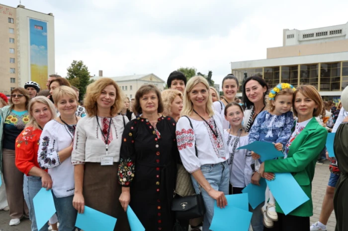 Із нагоди 940-річчя міста Луцька учасники флешмобу створили цифру 940