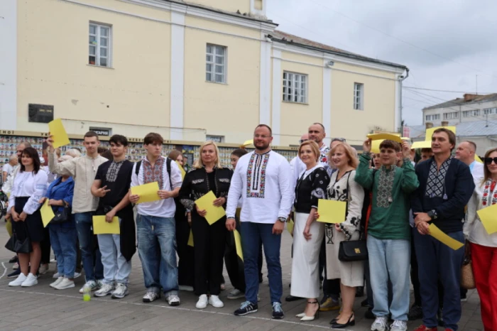 Із нагоди 940-річчя міста Луцька учасники флешмобу створили цифру 940