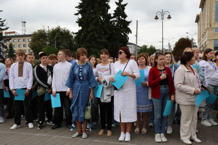 Із нагоди 940-річчя міста Луцька учасники флешмобу створили цифру 940