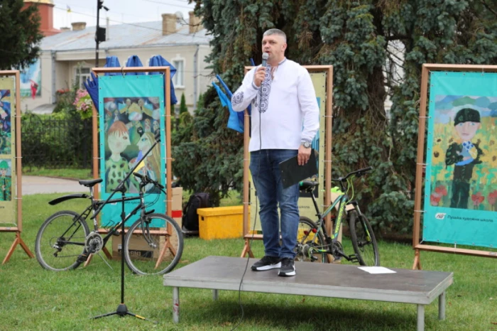 Із нагоди 940-річчя міста Луцька учасники флешмобу створили цифру 940