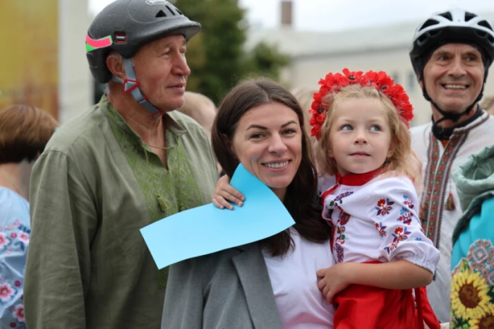 Із нагоди 940-річчя міста Луцька учасники флешмобу створили цифру 940