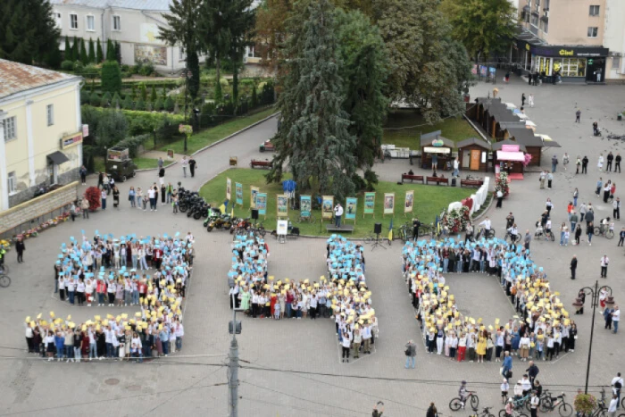 Із нагоди 940-річчя міста Луцька учасники флешмобу створили цифру 940