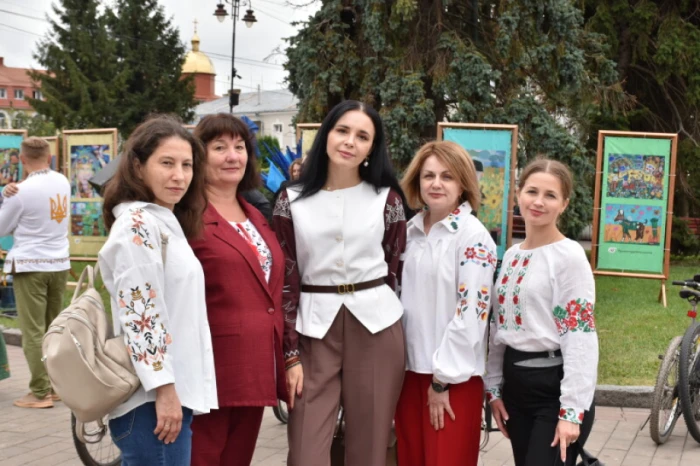 Із нагоди 940-річчя міста Луцька учасники флешмобу створили цифру 940