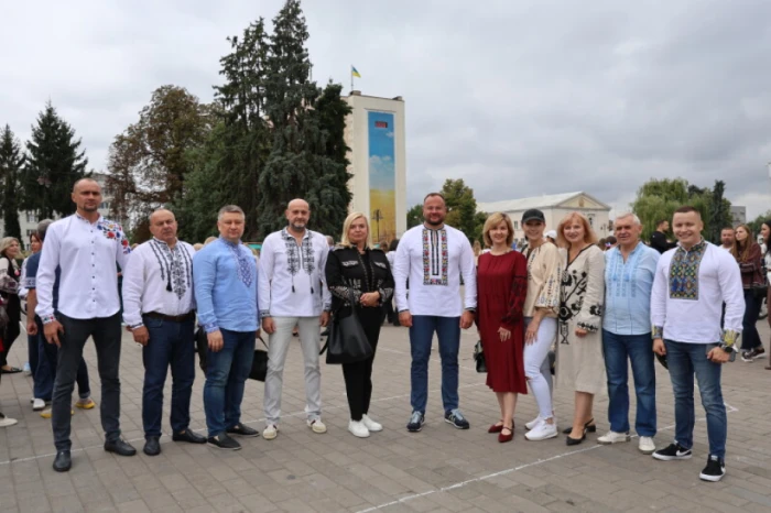 Із нагоди 940-річчя міста Луцька учасники флешмобу створили цифру 940