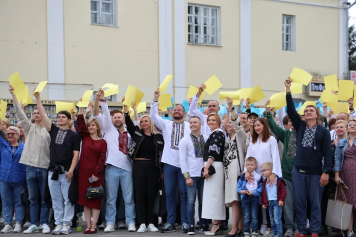 Із нагоди 940-річчя міста Луцька учасники флешмобу створили цифру 940