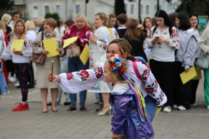 Із нагоди 940-річчя міста Луцька учасники флешмобу створили цифру 940