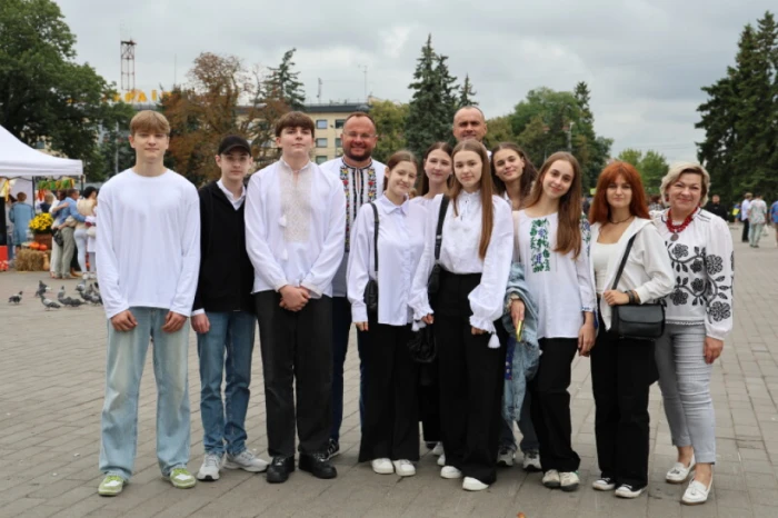 Із нагоди 940-річчя міста Луцька учасники флешмобу створили цифру 940