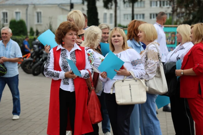 Із нагоди 940-річчя міста Луцька учасники флешмобу створили цифру 940