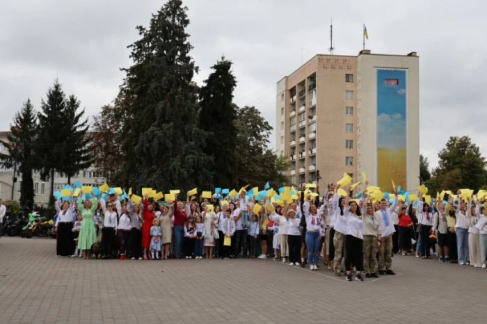 Із нагоди 940-річчя міста Луцька учасники флешмобу створили цифру 940