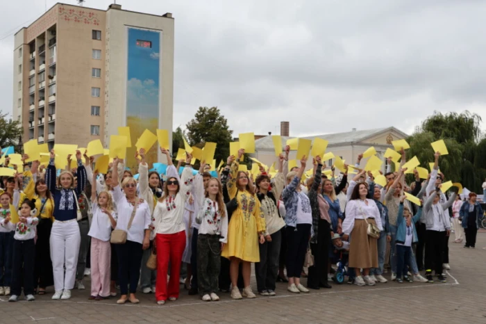 Із нагоди 940-річчя міста Луцька учасники флешмобу створили цифру 940