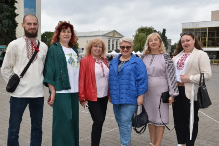 Із нагоди 940-річчя міста Луцька учасники флешмобу створили цифру 940