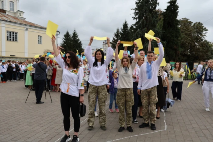 Із нагоди 940-річчя міста Луцька учасники флешмобу створили цифру 940