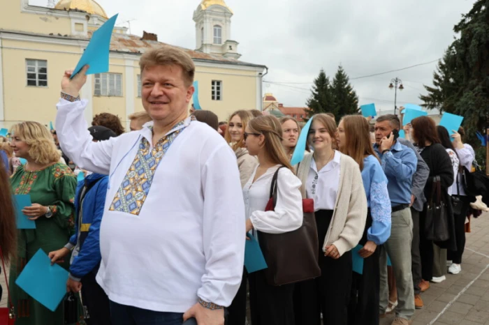 Із нагоди 940-річчя міста Луцька учасники флешмобу створили цифру 940