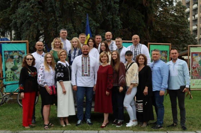 Із нагоди 940-річчя міста Луцька учасники флешмобу створили цифру 940