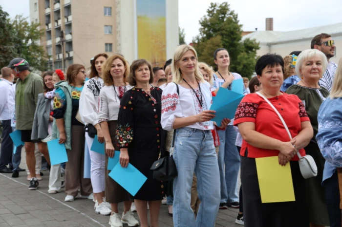 Із нагоди 940-річчя міста Луцька учасники флешмобу створили цифру 940