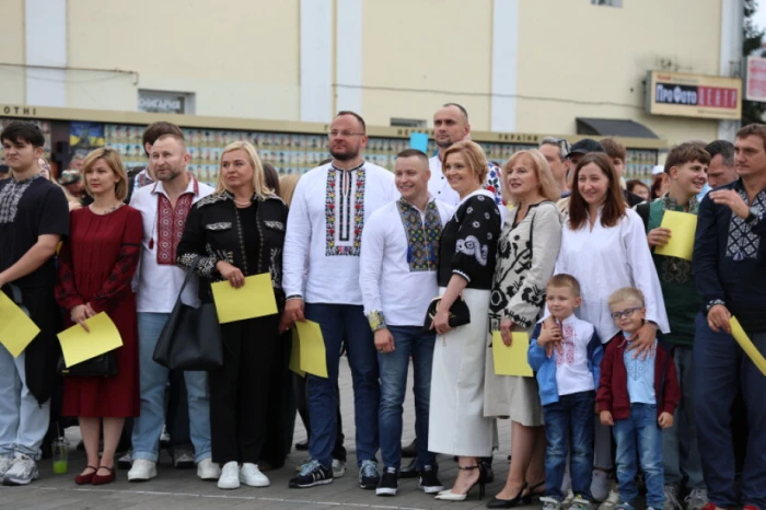 Із нагоди 940-річчя міста Луцька учасники флешмобу створили цифру 940