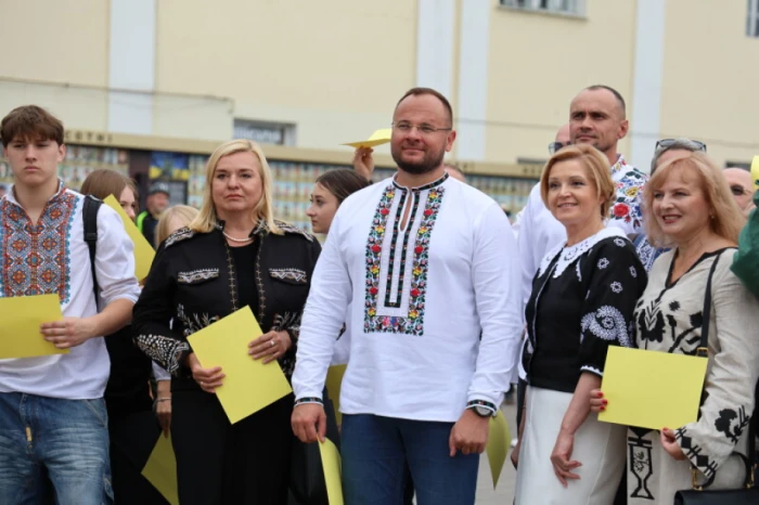 Із нагоди 940-річчя міста Луцька учасники флешмобу створили цифру 940