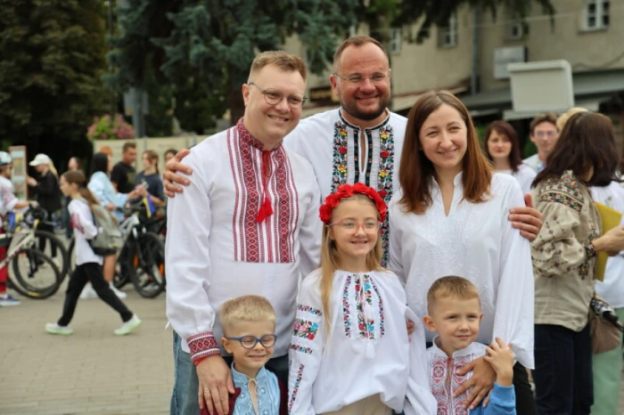 Із нагоди 940-річчя міста Луцька учасники флешмобу створили цифру 940
