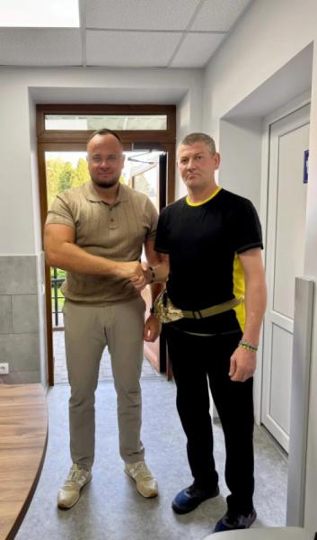 Мер Луцька зустрівся зі звільненим з полону воїном Адамом Калачуком