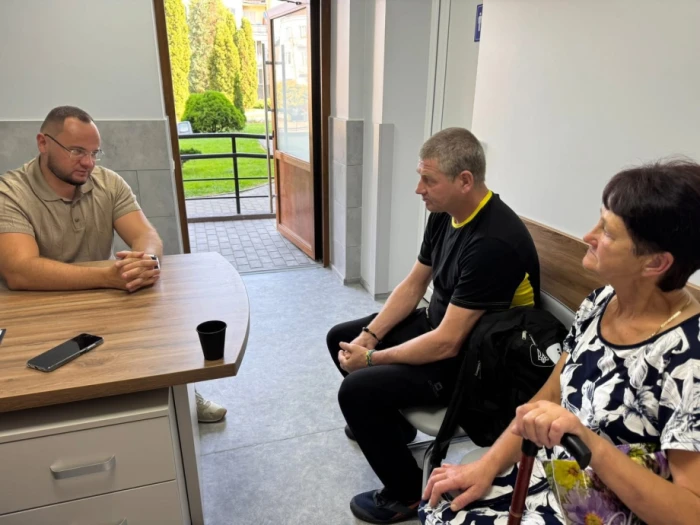 Мер Луцька зустрівся зі звільненим з полону воїном Адамом Калачуком