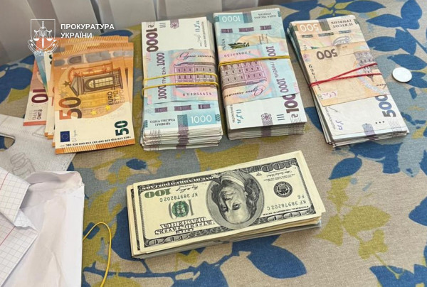 Мільйонні збитки на комунальних послугах для закладів освіти та ремонтах каналізації: викрито посадовців Дніпровської міськради та підрядників