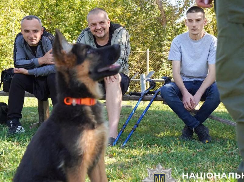 На Полтавщині поранених рятувальників та нацгвардійців реабілітують за допомогою каністерапії