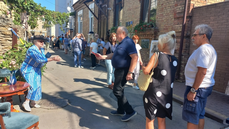 На Поштовій у Рівному - концерт, картини і допомога захисникам (ФОТО)