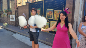 На Поштовій у Рівному - концерт, картини і допомога захисникам (ФОТО)