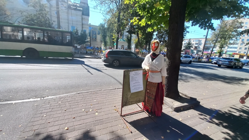 На Поштовій у Рівному - концерт, картини і допомога захисникам (ФОТО)