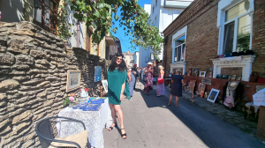 На Поштовій у Рівному - концерт, картини і допомога захисникам (ФОТО)