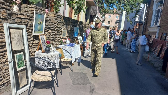На Поштовій у Рівному - концерт, картини і допомога захисникам (ФОТО)