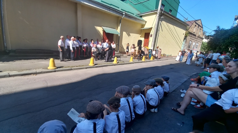 На Поштовій у Рівному - концерт, картини і допомога захисникам (ФОТО)